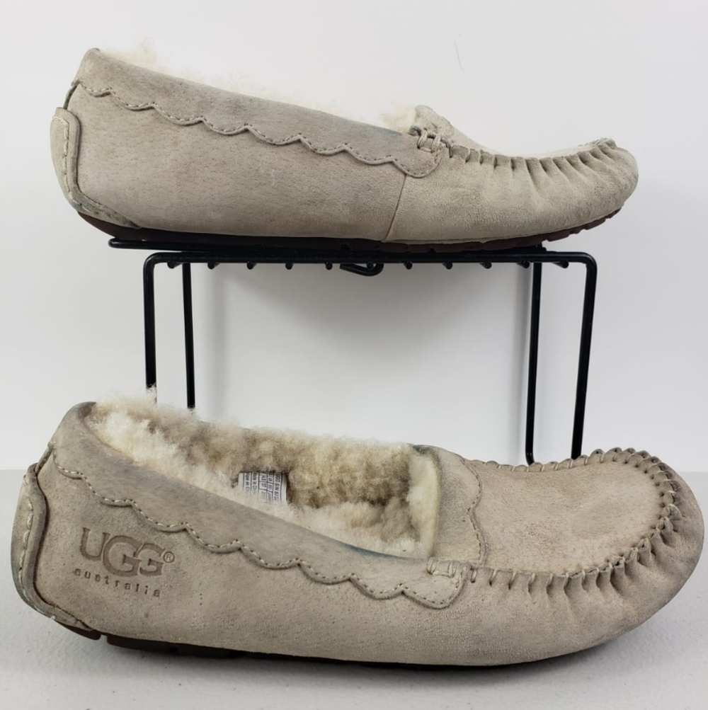 UGG Australia Woman's slippers 
beige
Size 6